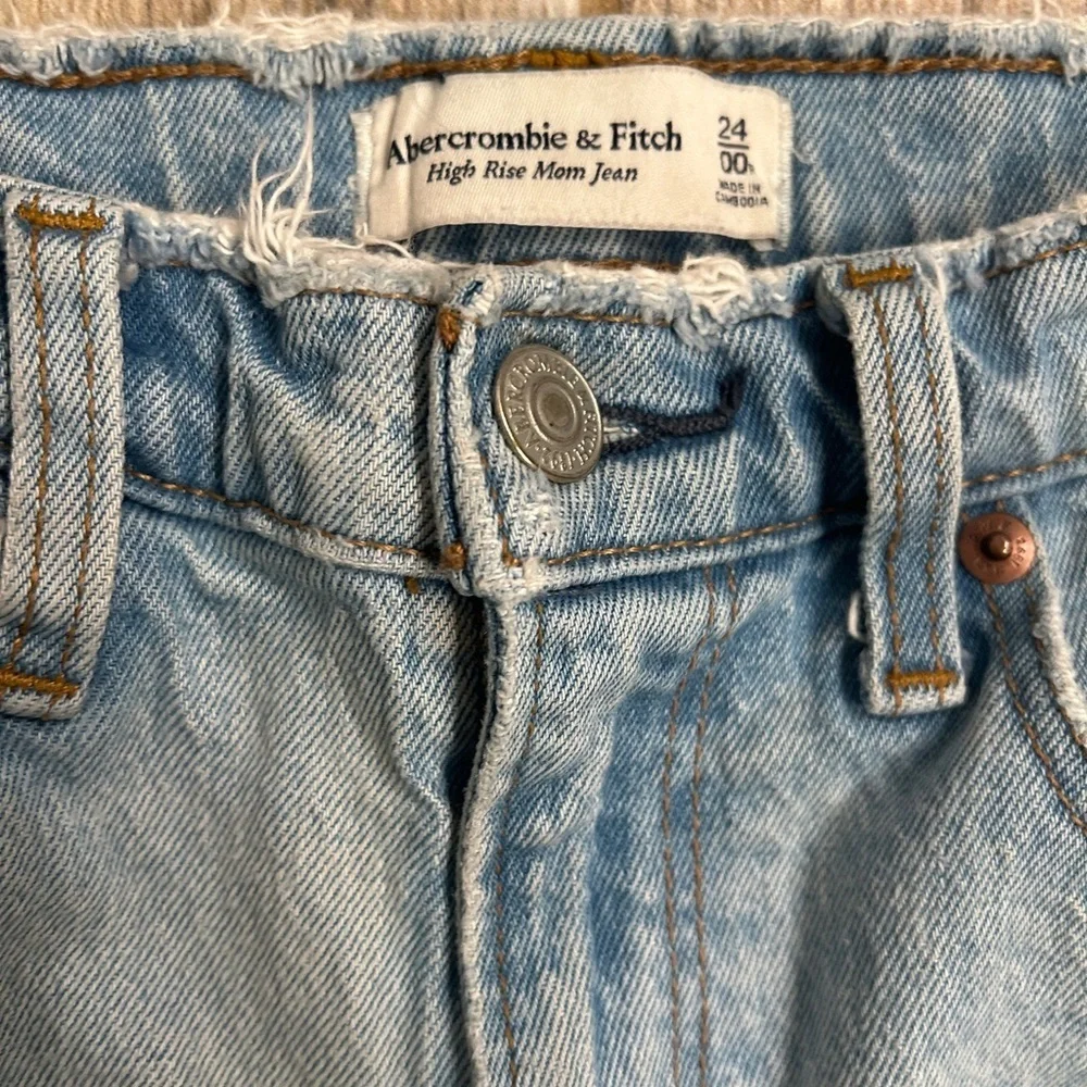 Abercrombie & Fitch High Rise Mom Jean - Light Destroy